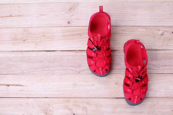 Rote Schuhe Sandle Isoliert Auf Einem Hölzernen Hintergrund — Stockfoto