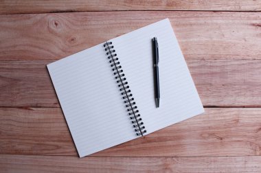 boş sayfalar ve kalem ile üstten görünüm ahşap arka plan açık kitap