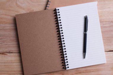 boş sayfalar ve kalem ile üstten görünüm ahşap arka plan açık kitap