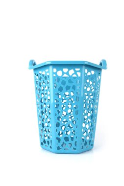Boş yeni plastik mavi sepet beyaz arka plan üzerinde izole