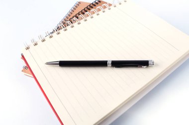 Boş sayfaları ve beyaz arka plan üzerindeki kalemi olan kitabı açın