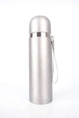Metal termos şişesi beyaz arka plan üzerinde izole