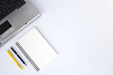 beyaz arka planda kalemli defter, kopya alanı ile üst görünüm