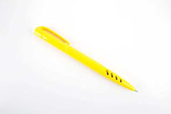 Beyaz bir arka plan üzerinde izole sarı tükenmez kalem — Stok fotoğraf