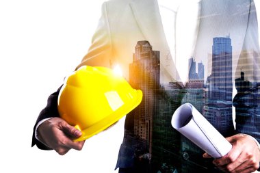 Takım elbiseli bir iş adamı ve Asya 'nın modern şehir binası. Bangkok Tayland' da finans bölgesi ve ticari amaçlı.