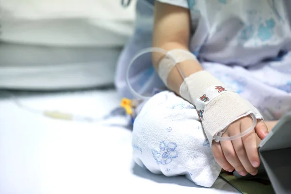 Criança Doente Recebendo Uma Solução Salina Hospital — Fotografia de Stock