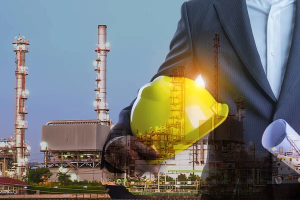 Güvenlik miğferi ve petrol rafinerisi endüstrisi geçmişi olan bir işadamının iki kez görüntülenmesi.