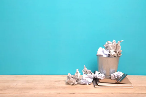 Papel Arrugado Puede Reciclar Cubo Cesta Del Metal Madera Concepto —  Fotos de Stock