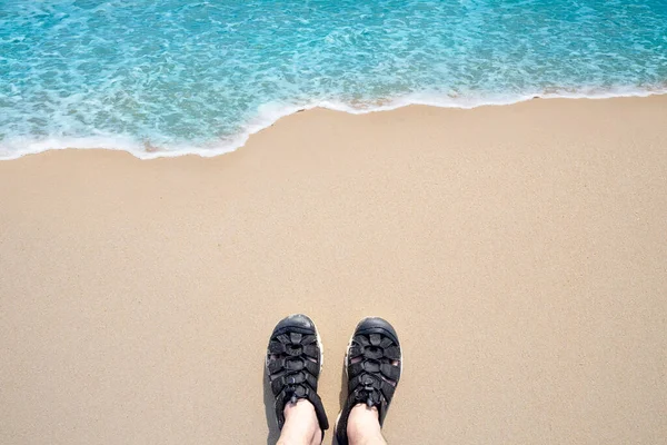Concepto Vacaciones Verano Selfie Vista Superior Pies Sandalias Negras Playa — Foto de Stock