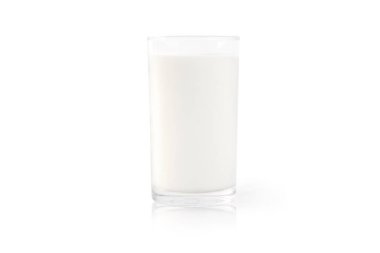 Beyaz arka planda izole edilmiş bir bardak taze süt.