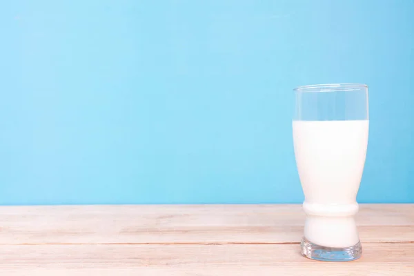 Glas Verse Melk Geïsoleerd Tafel Met Blauwe Achtergrond — Stockfoto