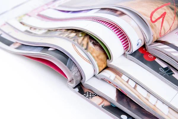 Stapel Tijdschriften Geïsoleerd Witte Achtergrond — Stockfoto