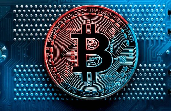 Altın bitcoin ve bilgisayar devre kartını kapat, Bitcoin elektronik para birimi internet finansmanı