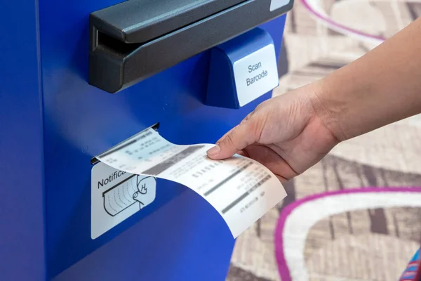 Hand Controleren Van Een Factuur Ontvangstbewijs Gebruik Maken Van Automatische — Stockfoto