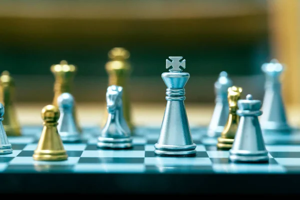 成功とリーダーシップビジネスコンセプトのためのボード上のチェスゲーム — ストック写真