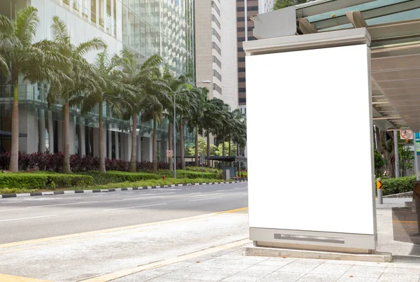 バス停留所のデジタルメディア空白の広告看板 乗客との空白の看板公共商業 製品広告デザインの看板 — ストック写真