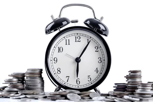 ブラック目覚まし時計とビジネスと金融の概念の時間のためのコインのスタック — ストック写真