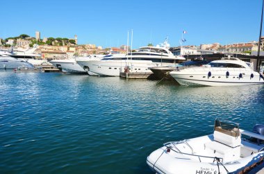 CANNES, FRANCE - 10 Haziran 2016: Fransa 'nın Cannes kentinde bulunan Cannes de la Croisette Bulvarı' ndaki Port Pierre Canto 'da bulunan Lüks Yatlar