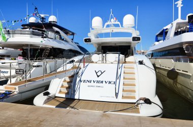 CANNES, FRANCE - 10 Haziran 2016: Fransa 'nın Cannes kentinde bulunan Cannes de la Croisette Bulvarı' ndaki Port Pierre Canto 'da bulunan Lüks Yatlar. 