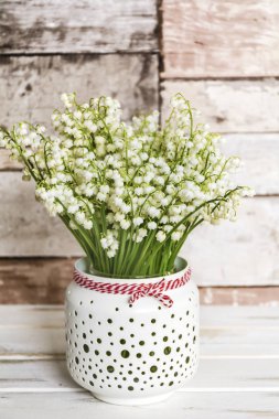 Lily vadi buket cam vazo içinde sunulan. Bahar çiçekleri arka plan