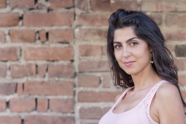 Güzel kadın portre bir tuğla duvar