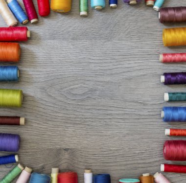 Renkli ipliklerle ahşap arkaplan