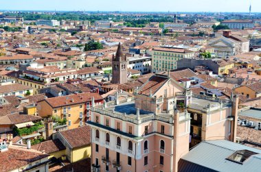 Eski kentin çatıları ve güneşli bir günde yüksek kuleleri ile Verona havadan görünümü. Cityscape Verona 