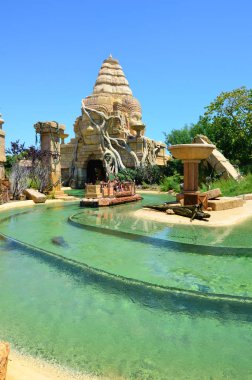 Salou, İspanya - 10 Haziran 2016: Angkor Bölgesindeki Port Aventura Eğlence Parkı ve Su Cazibesi 
