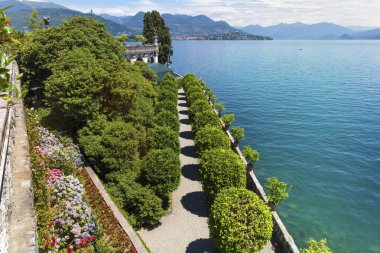 Isola Bella bahçeleri ağaçlar ve çiçekler ve Lake Maggiore görünümü