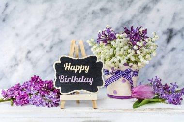 Lilly Vadisi ve Lila ve mutlu Doğum günü Mesaj ahşap arka plan üzerinde buket bahar