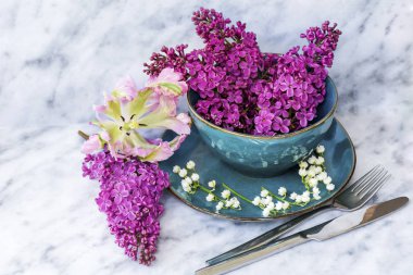 Bir mermer Background.Floral Masa desenli sofra Vintage mavi çatal ve Lila çiçeklerle bahar 