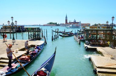 VENICE, İTALYA - 15 Haziran 2016: Venedik, İtalya Kanallarındaki Gondollar