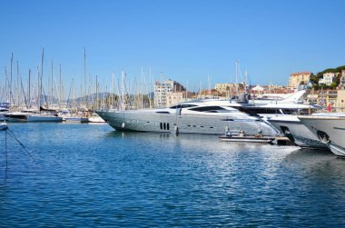 CANNES, FRANCE - 10 Haziran 2016: Fransa 'nın Cannes kentinde bulunan Cannes de la Croisette Bulvarı' ndaki Port Pierre Canto 'da bulunan Lüks Yatlar