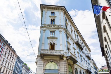 Cadde ile antika geleneksel mavi yapı, Milano, İtalya