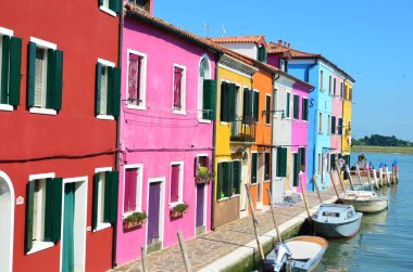 Burano, İtalya - Haziran 10,2016: renkli evleri ve kanallar Burano adası tekneleri ile oteller: Venedik, İtalya