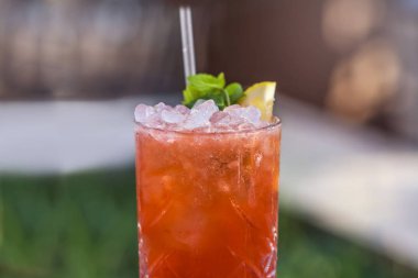 Canlandırıcı yaz içeceği çilek, limon, nane ve buz ile.