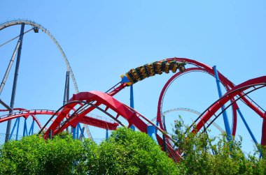Büyük Roller Coaster İspanya Port Aventura eğlence parkı içinde.