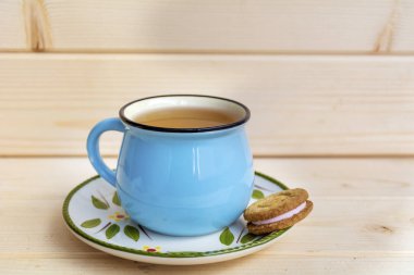 Mavi bardak çay ve kurabiye ahşap tablo