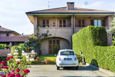 Milano, İtalya - 22 Haziran : Evin Önünde Park Edilmiş Çiçekli Güller ve İtalyan Fiat Araba ile Bahçe ile Geleneksel İtalyan Stil Evi