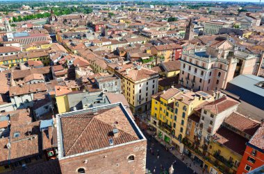 Üstten görünüm eski kentin çatıları ile Verona ve Street güneşli bir kişi ile. Cityscape Verona 