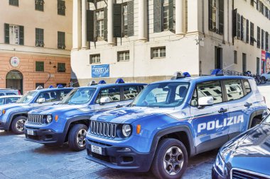 Milan, İtalya - 27 Haziran, 2018:Italian polis ile büyük yazma polise polis teşkilatı önünde park etmiş arabalar mavi 