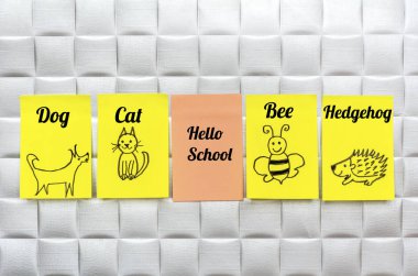 Yapışkan Notlar Boyalı Hayvanlar ile Hello Okul Kavramı 