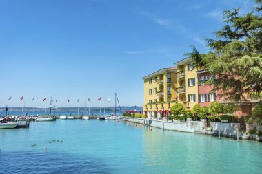 Sirmione, İtalya-Haziran 27,2018: Lago di Garda turist ziyaret Sirmione ile botlar ile Kuzey İtalya
