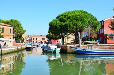 Renkli evleri ve kanallar Burano adası tekneleri ile Venedik, İtalya yakın: