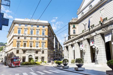 Milan, İtalya - 27 Haziran 2018: Milano, İtalya 'da Antika Geleneksel İnşaat ve İtfaiye Aracı ile Sokak