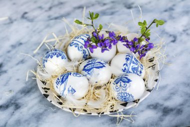 Paskalya yumurtaları mermer bir zemin üzerine bir tabak içinde