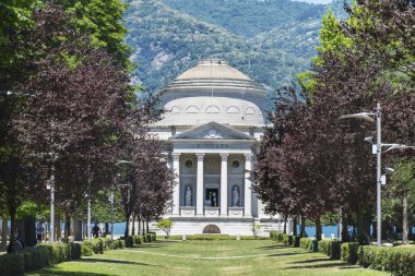 Como, İtalya, 27 Haziran 2018: Volta Tapınak, anıt Alessandro Volta, İtalya Como Gölü yakınındaki elektrik pille mucidi adanmış 
