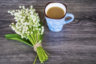 Defter, buket Lily vadi, lale ve kahve. Bahar sabah kavramı 