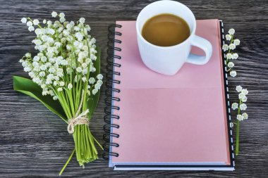 Defter, buket Lily vadi, lale ve kahve. Bahar sabah kavramı 