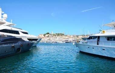 CANNES, FRANCE - 10 Haziran 2016: Fransa 'nın Cannes kentinde bulunan Cannes de la Croisette Bulvarı' ndaki Port Pierre Canto 'da bulunan Lüks Yatlar. 